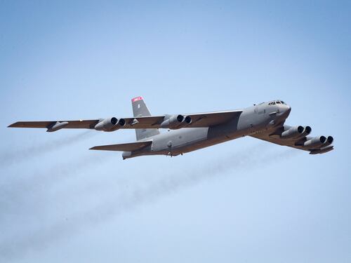 Tensione nei cieli: la Russia intercetta bombardieri Usa ai confini. E i droni ucraini colpiscono la Crimea