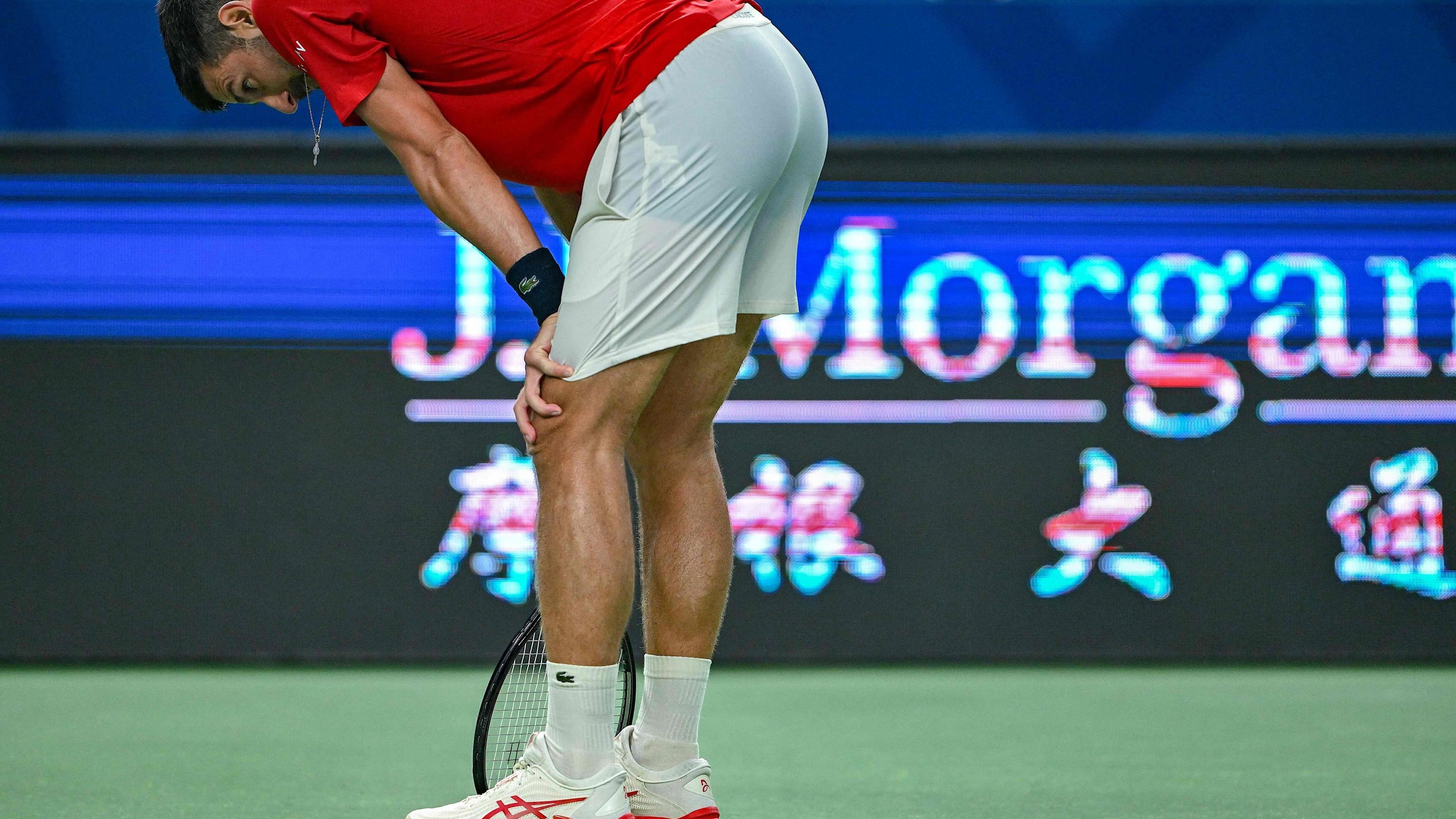 Djokovic vomita in campo: cosa è successo a Shanghai