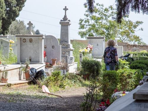 Ascoli Piceno, strani riti al cimitero: trovata una bottiglietta con foto e una presunta data di morte