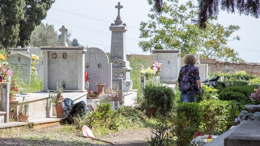 Ascoli Piceno, strani riti al cimitero: trovata una bottiglietta con foto e una presunta data di morte