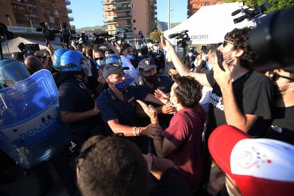 Matteo Salvini contestato a Mondragone, un ferito  7