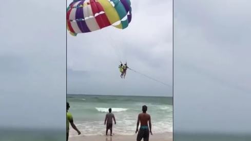 Thailandia, anziano prova il parapendio. Per errore si schianta in acqua e muore