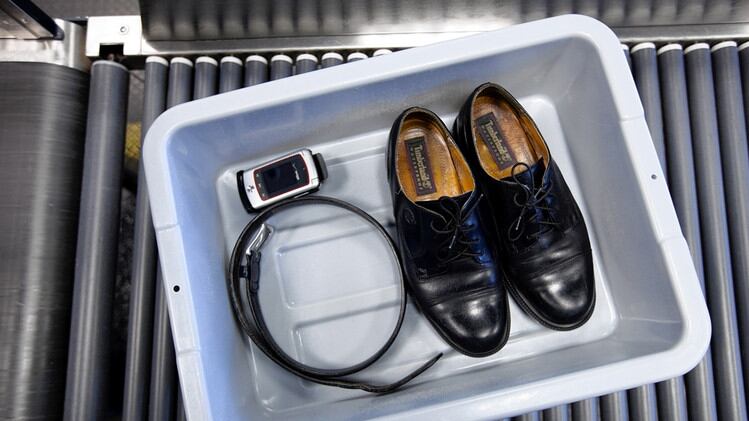 Più germi nelle vaschette di sicurezza dell'aeroporto che nei wc
