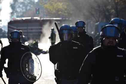 Sgombero dei centri sociali, scoppia la guerriglia a Milano 17