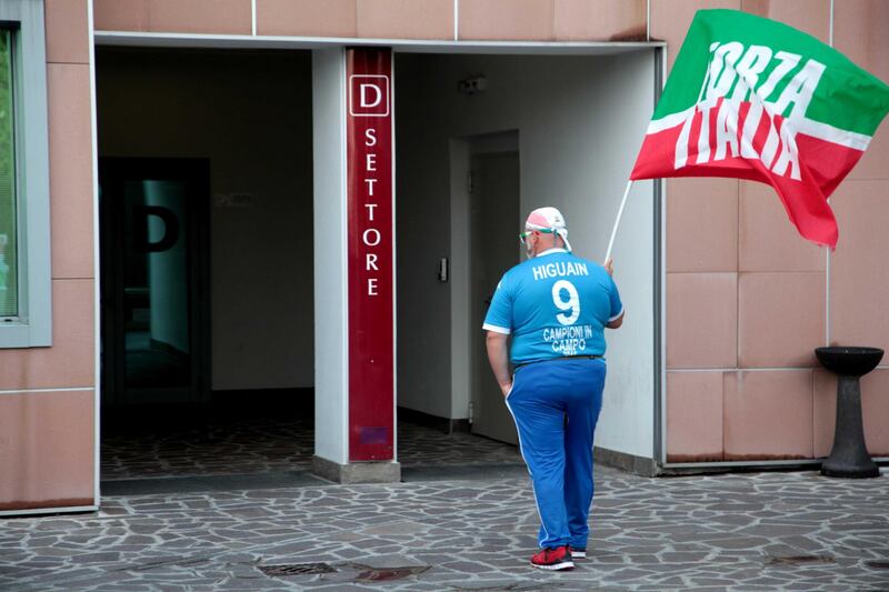 "Non mollare": l'abbraccio di tifosi e fan a Berlusconi 13