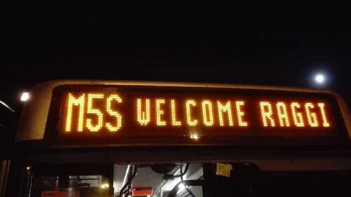 E gli autobus dell'Atac si trasformano in "M5S Welcome Raggi" 1