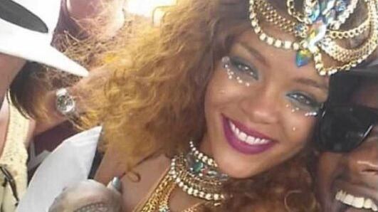 Rihanna, ecco il braccialetto porta-liquore