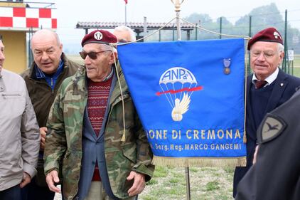 Il parà 96enne, Giuseppe Degrada, si lancia col paracadute 12