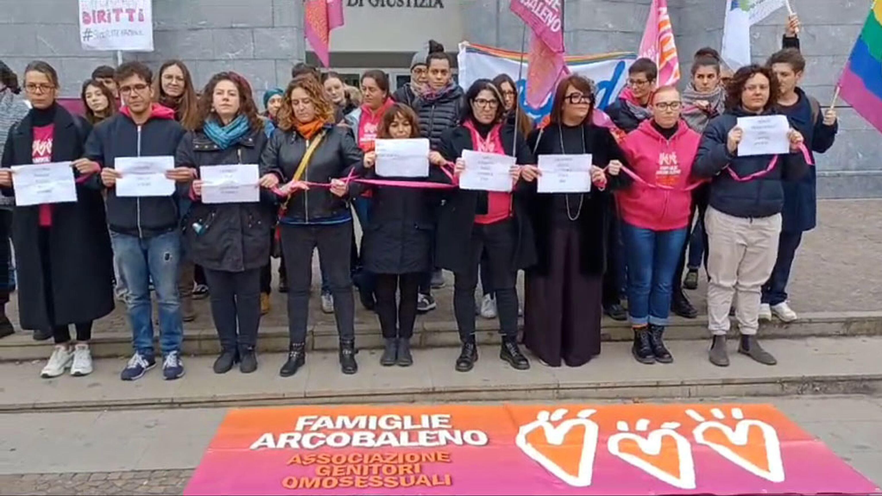 Al via il processo contro 33 madri gay. La Procura: intervenga la Consulta