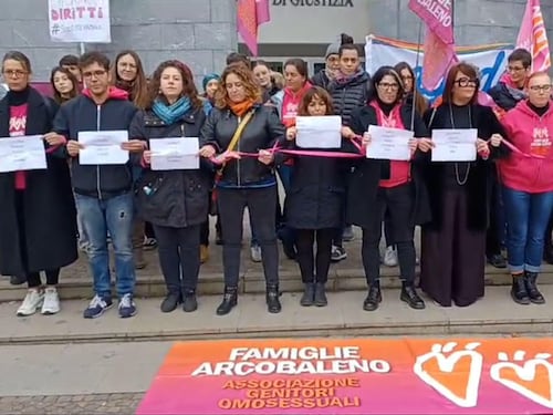 Al via il processo contro 33 madri gay. La Procura: intervenga la Consulta