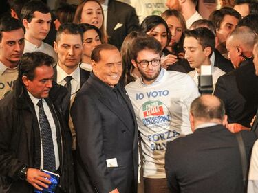 L'affetto che circonda Berlusconi a Milano 4