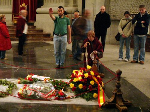 La Spagna si spacca su Franco: seppellirlo o no con la bandiera?