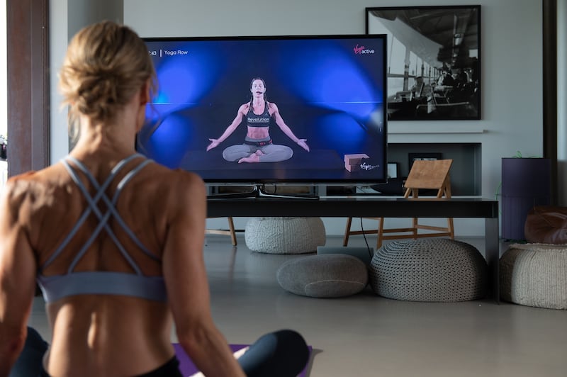 Una ragazza si allena a casa con la app di Virgin Active (Foto Virgin Active)