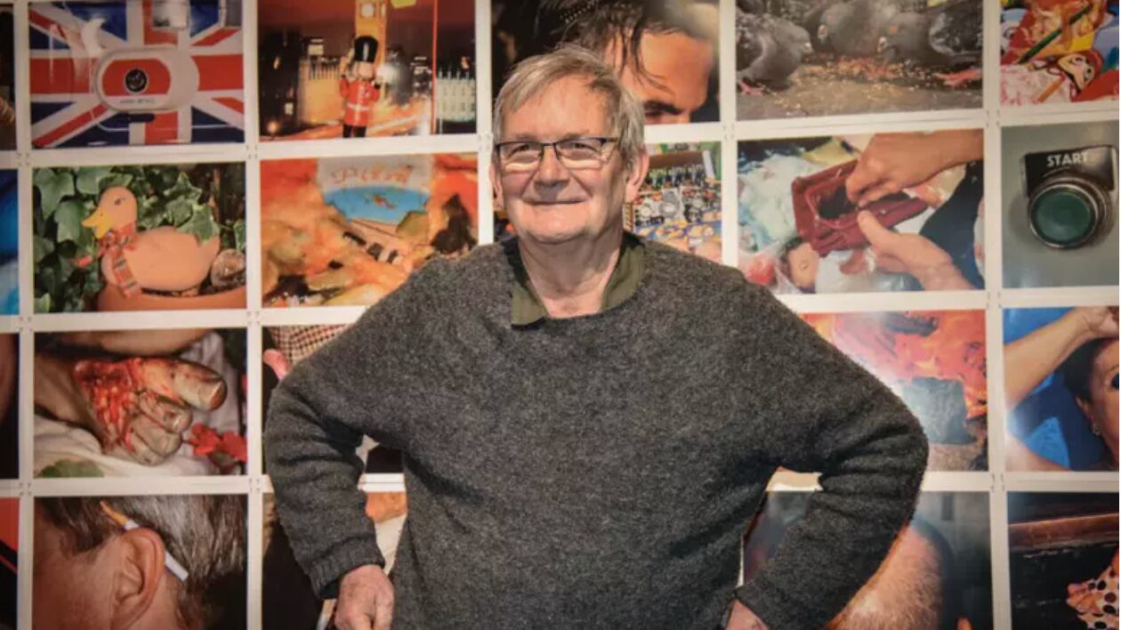 Addio a Martin Parr, il fotografo che ha rivoluzionato il modo di osservare il quotidiano