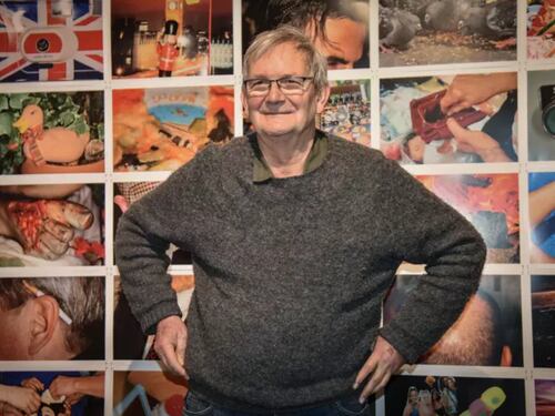 Addio a Martin Parr, il fotografo che ha rivoluzionato il modo di osservare il quotidiano