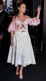 Rihanna, scollatura mozzafiato sul seno 10