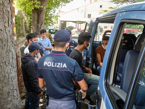 Undici arresti e le condanne Ma l'incubo degli agenti è libero