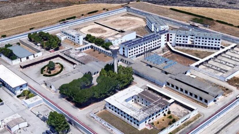 Taranto, in carcere mancano i letti e scarseggia il personale: così arrivano telefoni e droga (coi droni)
