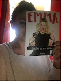 Emma Marrone sexy in camera da letto 11