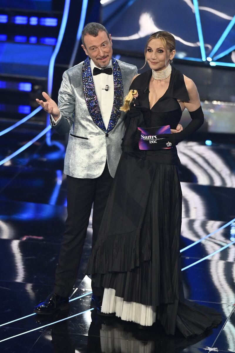 Sanremo 2024: ecco il look della quarta serata del Festival di conduttore, co-conduttrice e ospiti 5
