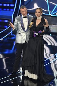 Sanremo 2024: ecco il look della quarta serata del Festival di conduttore, co-conduttrice e ospiti 5