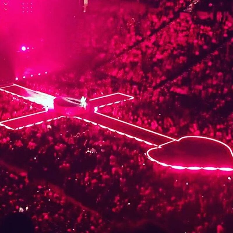 Suore sexy e croci: oggetti di scena "offensivi" del tour Rebel Art di Madonna  1