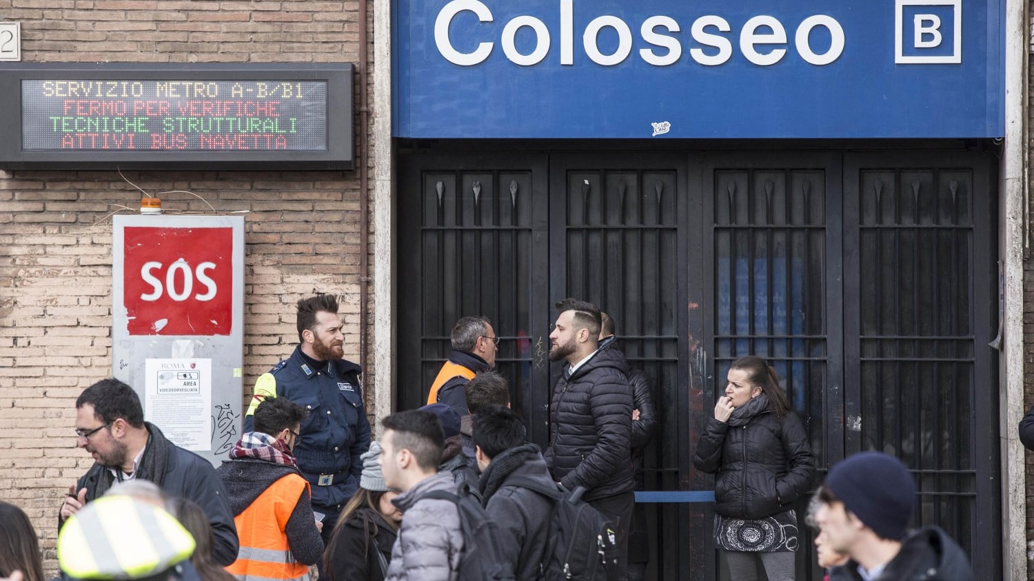 Terremoto, panico a Roma: chiusa metropolitana, evacuate scuole e uffici