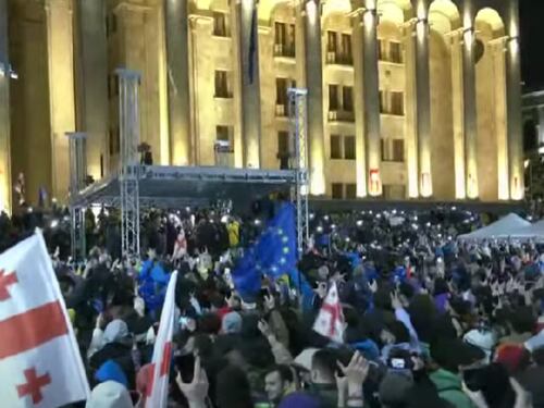 La Georgia approva la "legge russa": esplodono le piazze