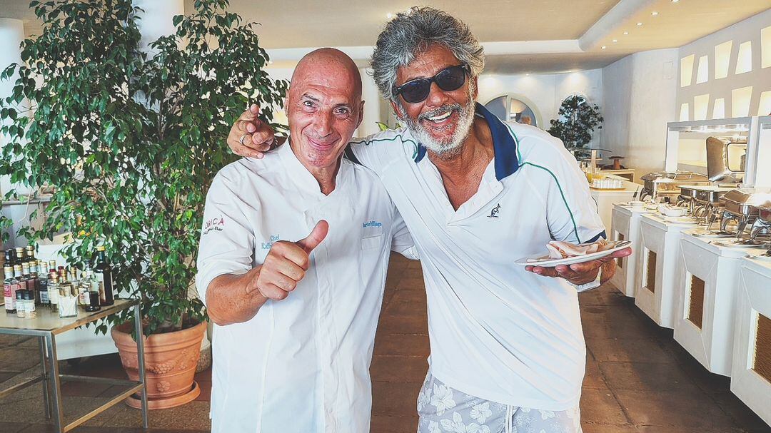 Fiorello in vacanza è irriconoscibile. La foto in Sardegna è virale sui social