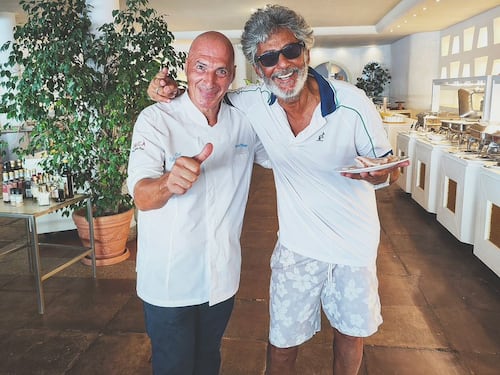 Fiorello in vacanza è irriconoscibile. La foto in Sardegna è virale sui social