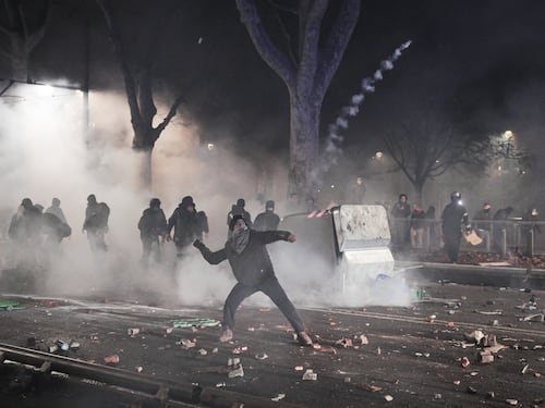 Askatasuna, liberati due manifestanti. Niente carcere anche per il presunto aggressore dell'agente
