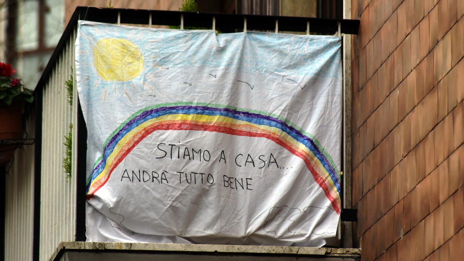 Quarantena sì ma con stile: in balcone c'è il Djset che suona