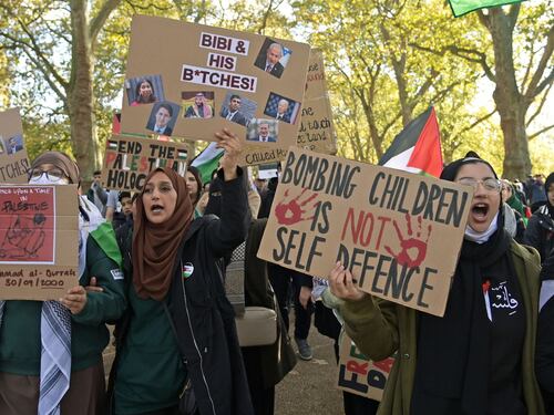 Londra, Parigi e Bruxelles in piazza e i leader "giustificano" l'antisemitismo