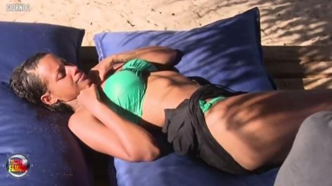 Isola, Fanny punta da una medusa ma Alex Belli ha una cura miracolosa