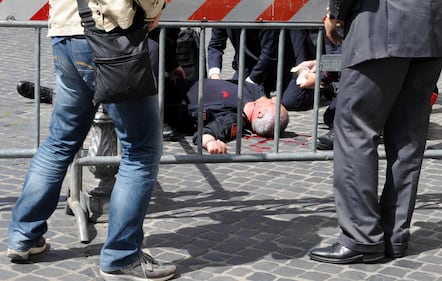 Sparatoria davanti Palazzo Chigi 8