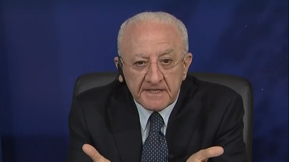 "300 euro l'ora per l'imbecillità". De Luca attacca duro la Schlein