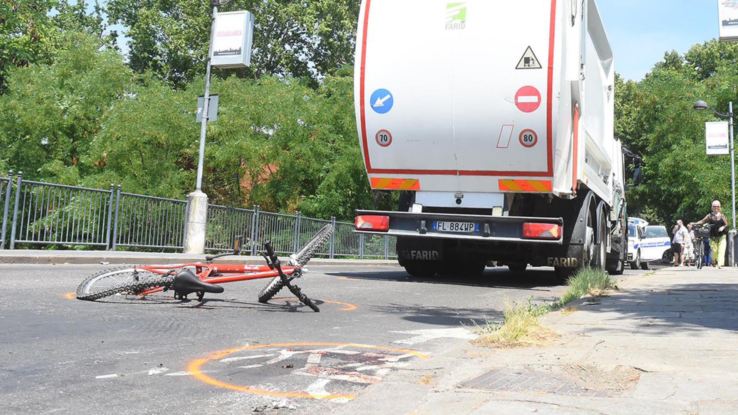 Reggio Emilia, 11enne muore travolto da un camion dei rifiuti mentre era in bici
