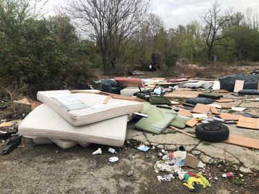 Milano, il campo rom di via Idro: degrado e rifiuti 1