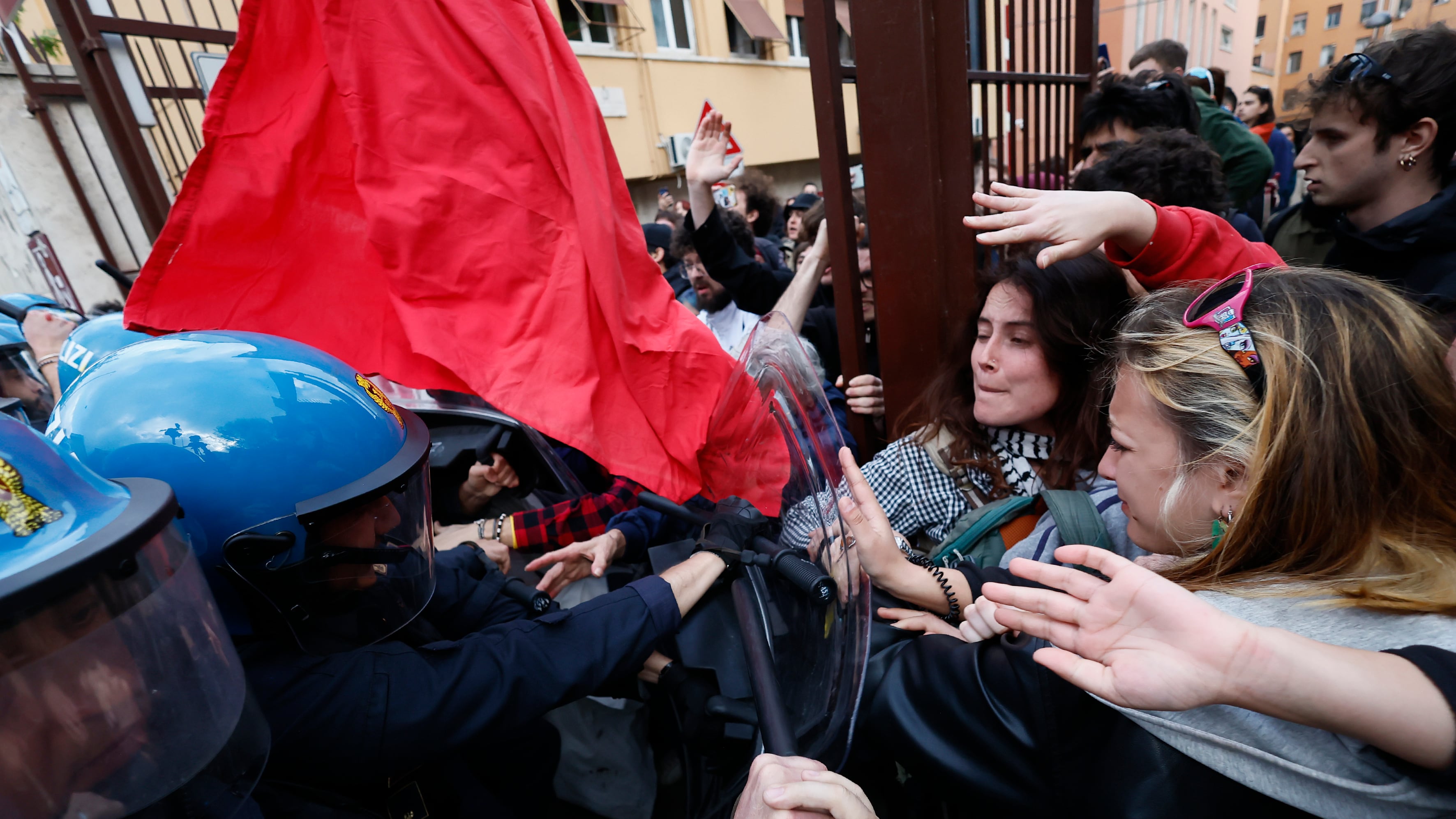 “In programma nuove lotte”. Chi sono i collettivi rossi che hanno assaltato la polizia
