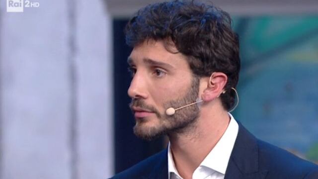 "Ma hai fatto pace con Belen?". E De Martino (imbarazzato) risponde così