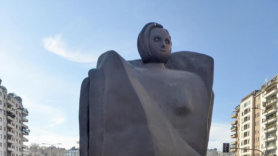 Rachele Bianchi fu la prima scultrice a creare a Milano un'opera pubblica