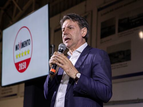 La campagna elettorale di Conte a teatro preoccupa i vertici M5S: "Non funziona"
