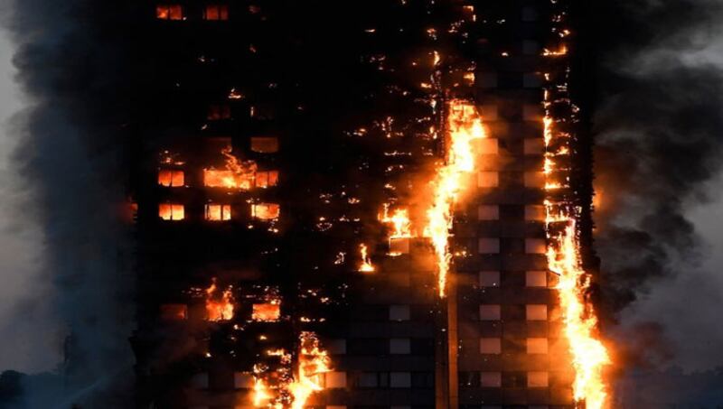 Grattacielo in fiamme a Londra 2