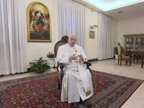 "Così li spingete verso la morte": il Papa boccia l'eutanasia