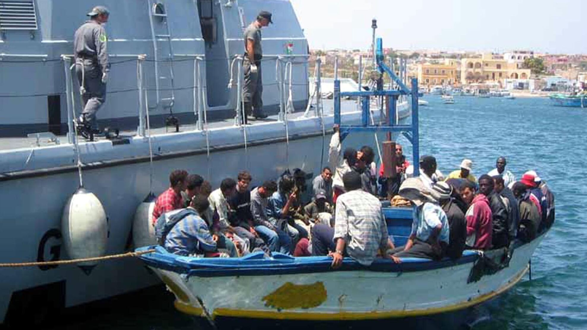 Incubo terroristi tra i profughi. "Ne lasciamo fuggire 8 su 10"