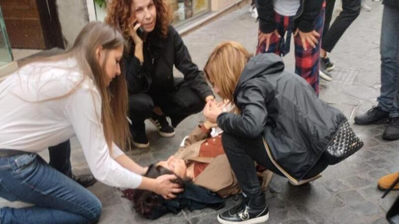 Cane cade dalla finestra su donna incinta