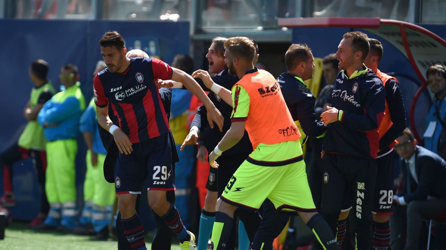 Serie A, il Milan non sfonda a Crotone: l'Inter può agganciare i rossoneri