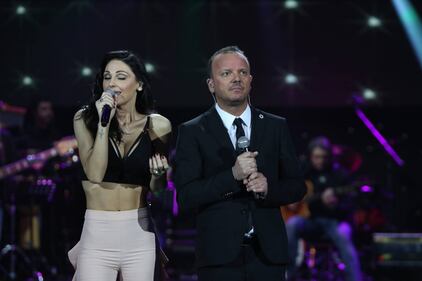 Anna Tatangelo, scollatura mozzafiato per i fan 4