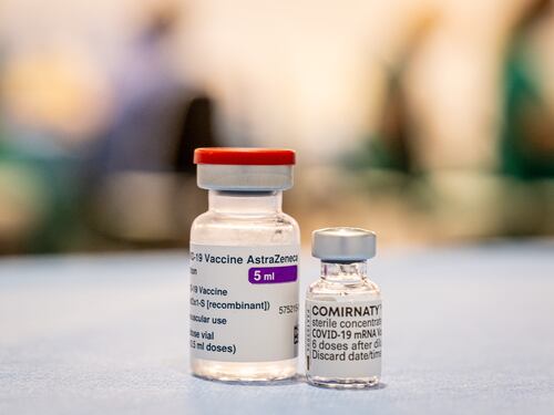 Ema: "Ridurre l'intervallo delle dosi di AstraZeneca per battere le varianti"