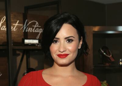 Demi Lovato hot in calze a rete 16